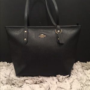 One day Sale 🎁 Coach City leather zip tote.